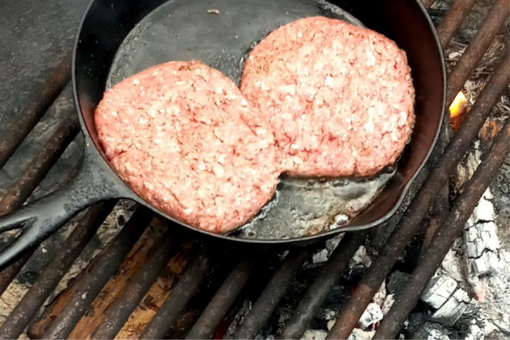 BEST CAMPFIRE COOKING HAMBURGURS IN CAST IRON ON FIRE