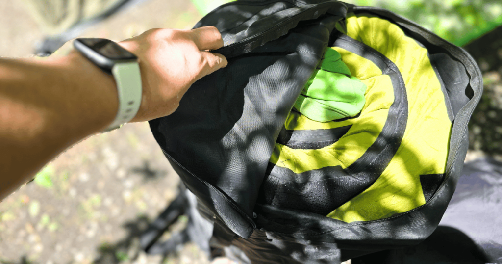 TOP OF CAMPING COT PAD IS UNZIPPED