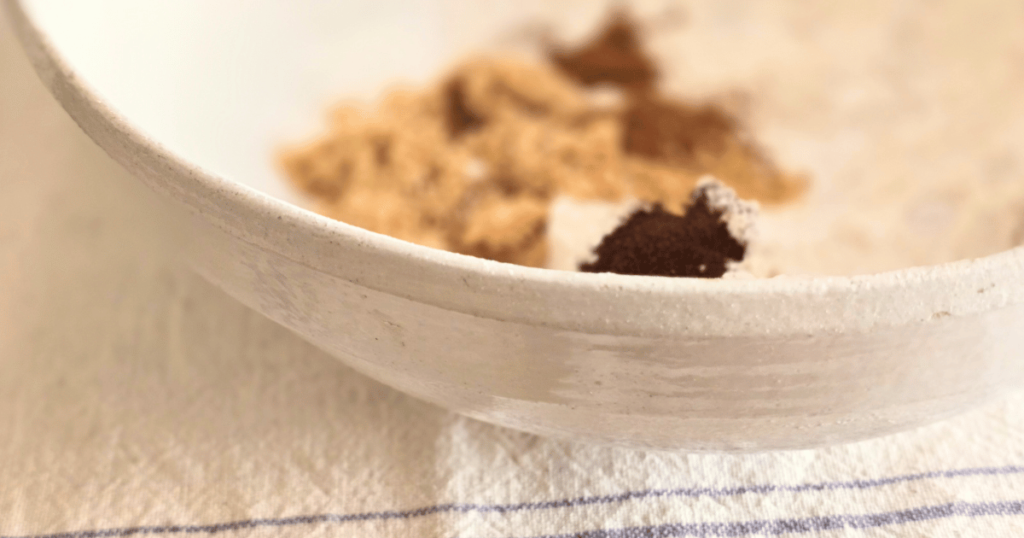 SPICES IN BOWL FOR SCONES