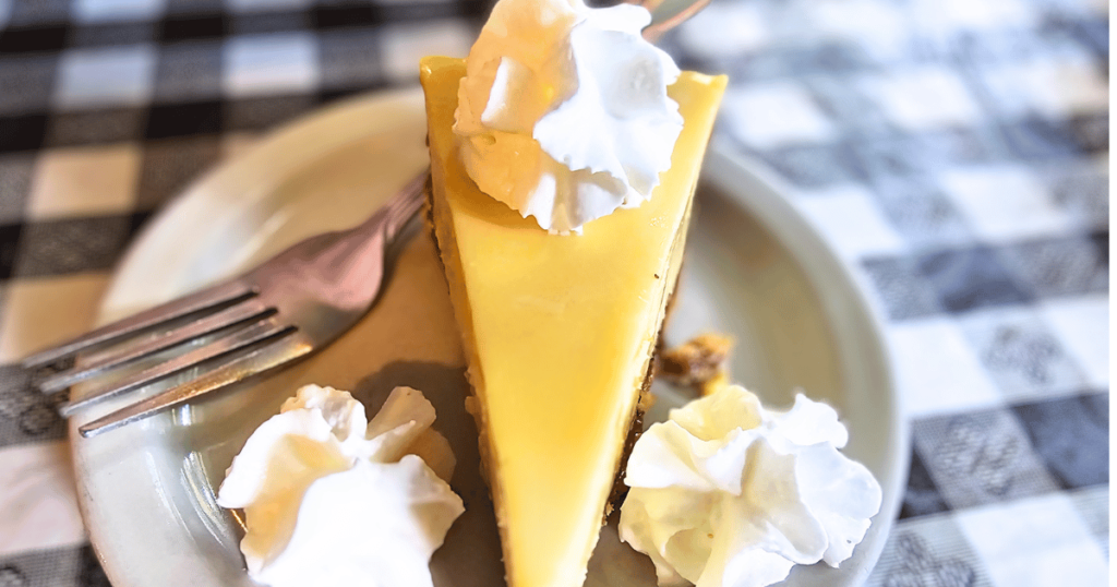 FAT WILLIE'S FISH CAMP BEST SEAFOOD DIVES IN FLORIDA KEY LIME PIE