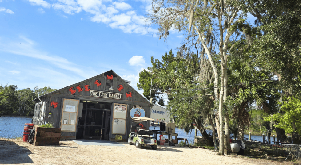 THE ULTIMATE FLORIDA DAY TRIP TO HOMOSASSA, FLORIDA this is an image of a fish market.