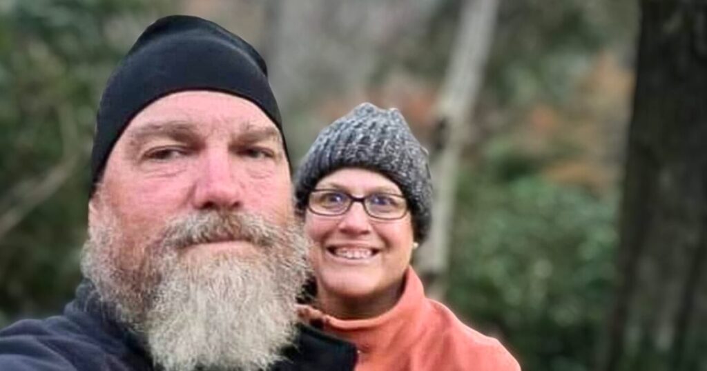 BRGINNER'S GUIDE TO CAMPING THIS IS AN IMAGE OF A MAN AND A WOMAN IN THE WINTER SELFIES