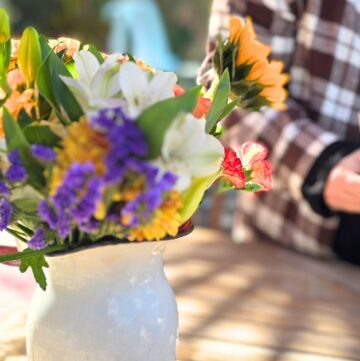 SOUTHERN FISH FRY PARTY IDEAS WOMAN SETTING A BEAUTIFUL OUTDOOR TABLE