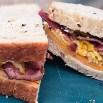 EASY CAMPING BREAKFAST SANDWICH THIS ISA N IMAGE OF A CAMPING BREAKFAST SANDWICH ON A BLUE PLATE