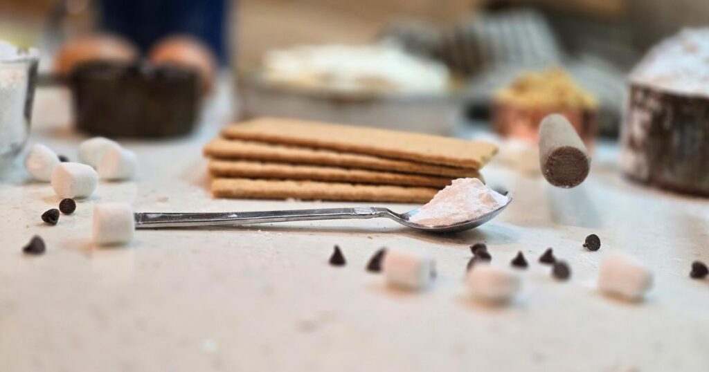 THIS IS AN IMAGE OF THE S'MORES BAR RECIPE INGREDIENTS